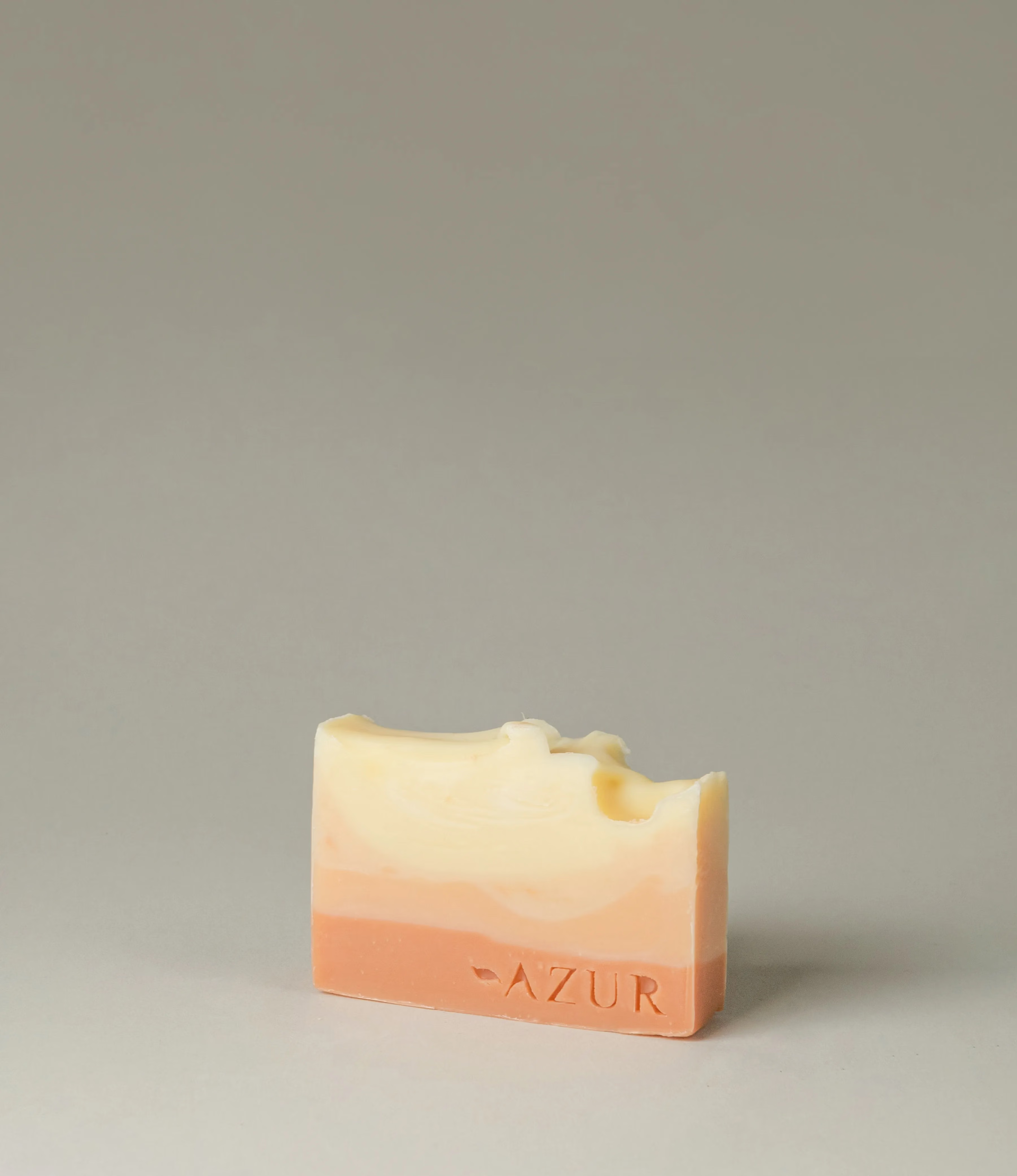 This soap has the scent of Sunset Dreams and it was crafted by Azur Natural Bodycare. The product merges shades of orange and vanilla reminding the costumer of a sunset. The top of the soap looks like the waves of the ocean.